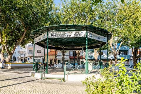 Viva onde a História encontra o Futuro – Prédio no Centro Histórico de Lagoa, Algarve