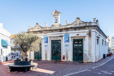 Viva onde a História encontra o Futuro – Prédio no Centro Histórico de Lagoa, Algarve