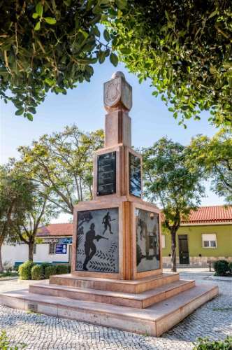 Viva onde a História encontra o Futuro – Prédio no Centro Histórico de Lagoa, Algarve