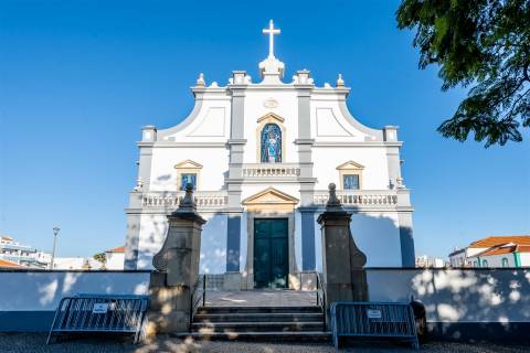 Viva onde a História encontra o Futuro – Prédio no Centro Histórico de Lagoa, Algarve