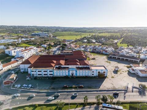 Viva onde a História encontra o Futuro – Prédio no Centro Histórico de Lagoa, Algarve