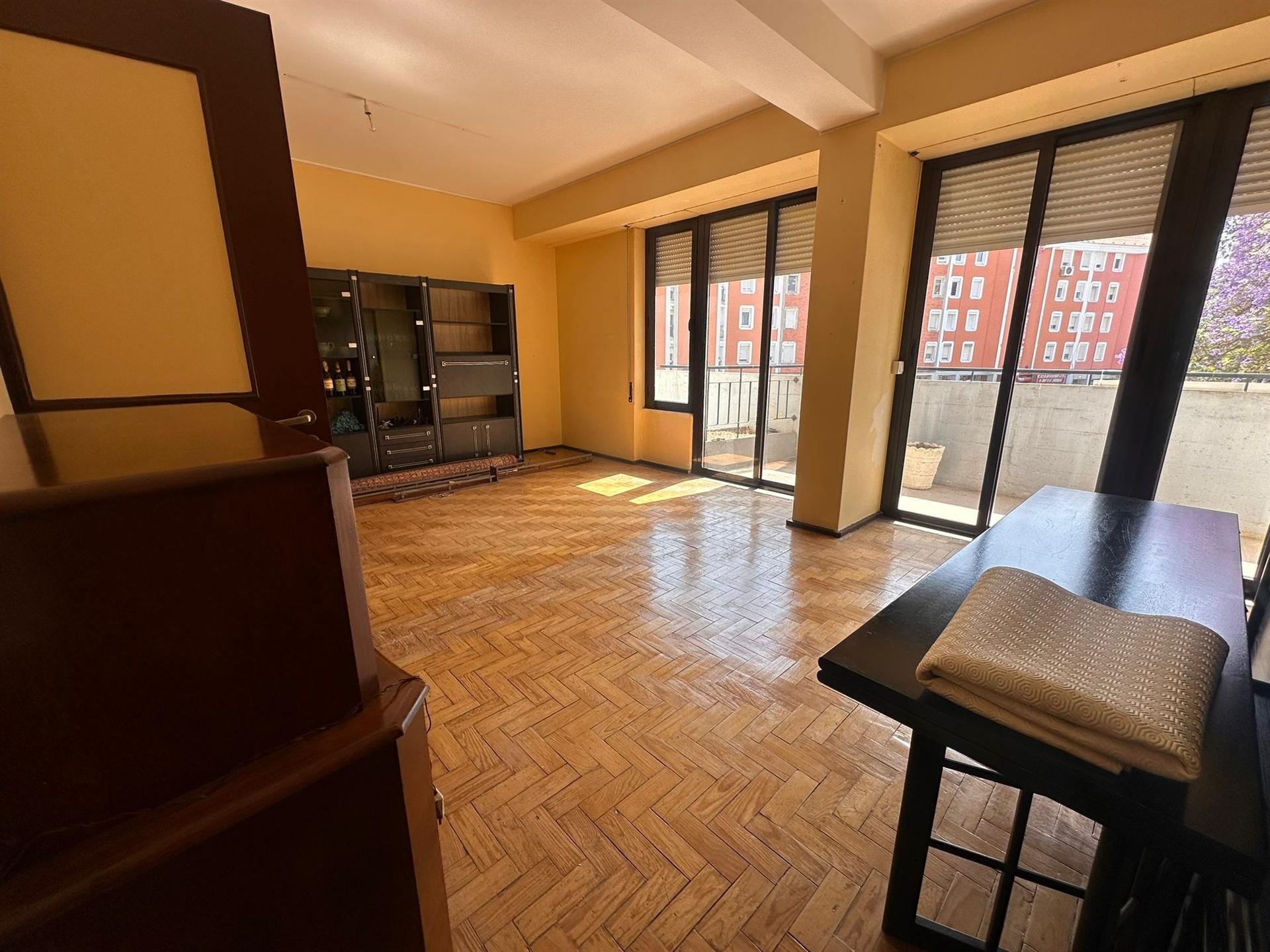 &#127969; Apartamento T4 nos Olivais – Espaço, Potencial e Localização Privilegiada!