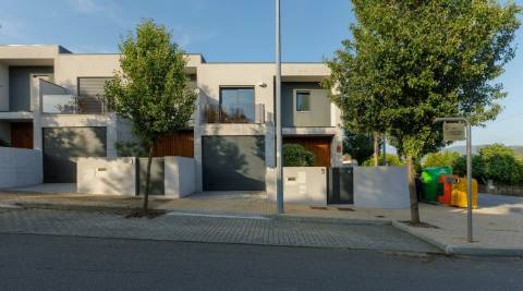 Moradia Geminada T3 Venda em Arnoso (Santa Maria e Santa Eulália) e Sezures,Vila Nova de Famalicão