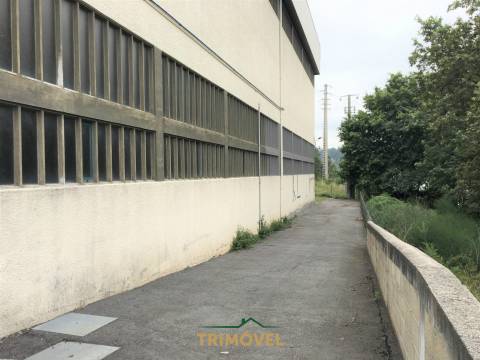 Pavilhão com 250KVA na Zona Industrial de Cucujães