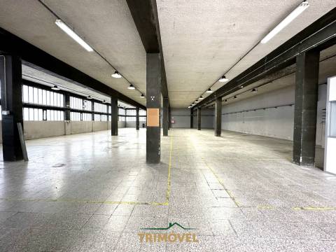 Pavilhão com 250KVA na Zona Industrial de Cucujães