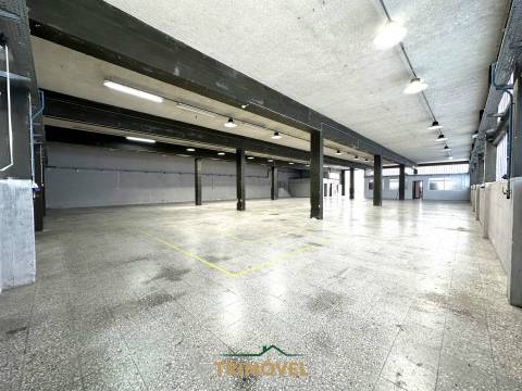 Pavilhão com 250KVA na Zona Industrial de Cucujães