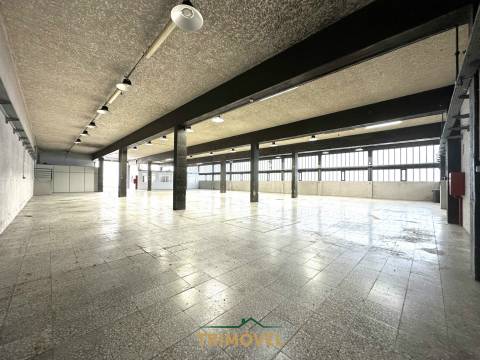 Pavilhão com 250KVA na Zona Industrial de Cucujães