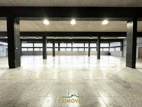 Pavilhão com 250KVA na Zona Industrial de Cucujães