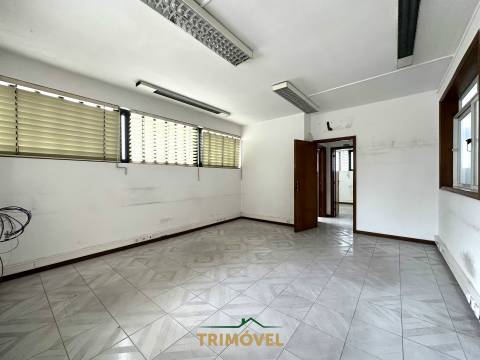 Pavilhão com 250KVA na Zona Industrial de Cucujães