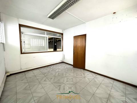 Pavilhão com 250KVA na Zona Industrial de Cucujães