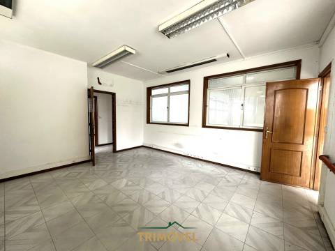 Pavilhão com 250KVA na Zona Industrial de Cucujães