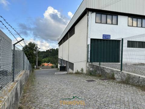 Pavilhão com 250KVA na Zona Industrial de Cucujães