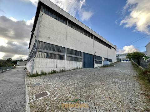 Pavilhão com 250KVA na Zona Industrial de Cucujães