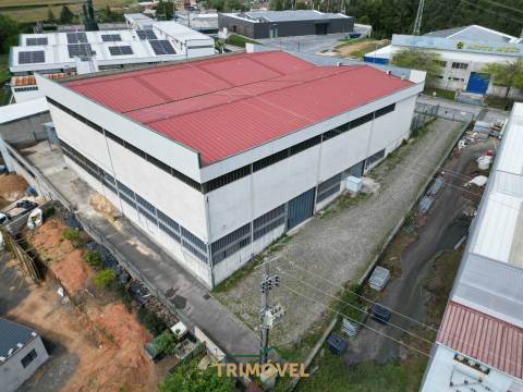 Pavilhão com 250KVA na Zona Industrial de Cucujães