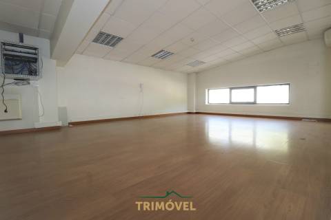 Pavilhão para arrendamento, Zona Industrial