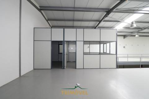 Pavilhão para arrendamento, Zona Industrial