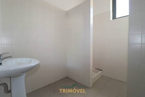 Pavilhão para arrendamento, Zona Industrial