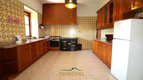 Moradia Bifamiliar com com Jardim e Terreno em Vila de Cucujães