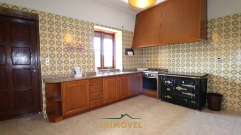 Moradia Bifamiliar com com Jardim e Terreno em Vila de Cucujães