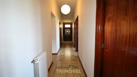 Moradia Bifamiliar com com Jardim e Terreno em Vila de Cucujães