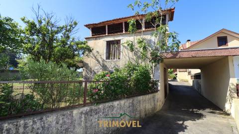 Moradia Bifamiliar com com Jardim e Terreno em Vila de Cucujães