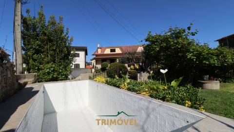 Moradia Bifamiliar com com Jardim e Terreno em Vila de Cucujães