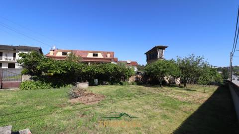 Moradia Bifamiliar com com Jardim e Terreno em Vila de Cucujães