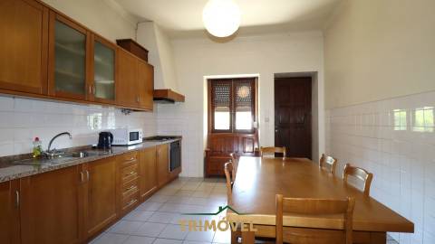 Moradia Bifamiliar com com Jardim e Terreno em Vila de Cucujães