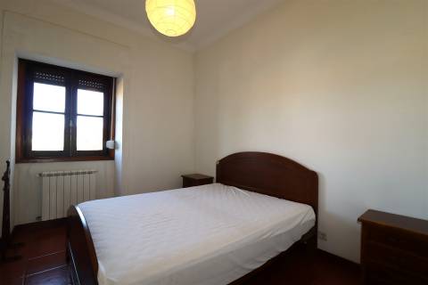 Moradia Bifamiliar com com Jardim e Terreno em Vila de Cucujães