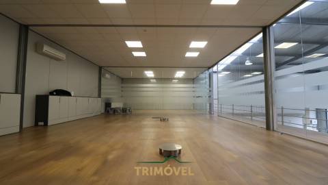 Fábrica/Indústria  Arrendamento em Nogueira do Cravo e Pindelo,Oliveira de Azeméis