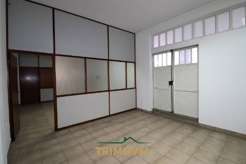 Armazém no Centro de Oliveira de Azeméis