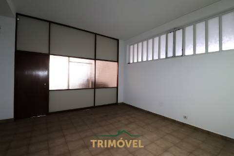 Armazém no Centro de Oliveira de Azeméis