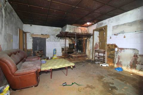 Terreno urbano com moradia antiga em Válega, Ovar