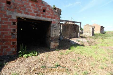 Terreno urbano com moradia antiga em Válega, Ovar