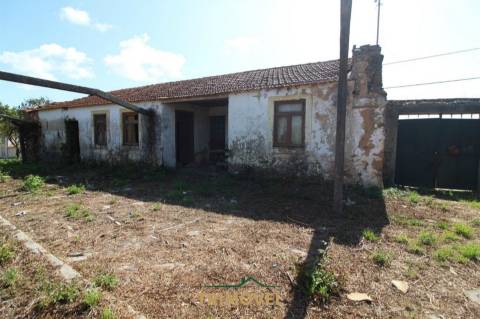 Terreno urbano com moradia antiga em Válega, Ovar
