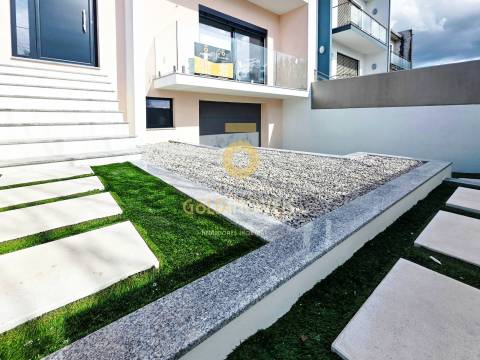 Moradia em Banda T3 Venda em Vila de Cucujães,Oliveira de Azeméis