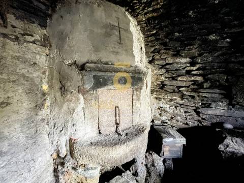 Moradia Devoluta T2 Venda em Real,Castelo de Paiva