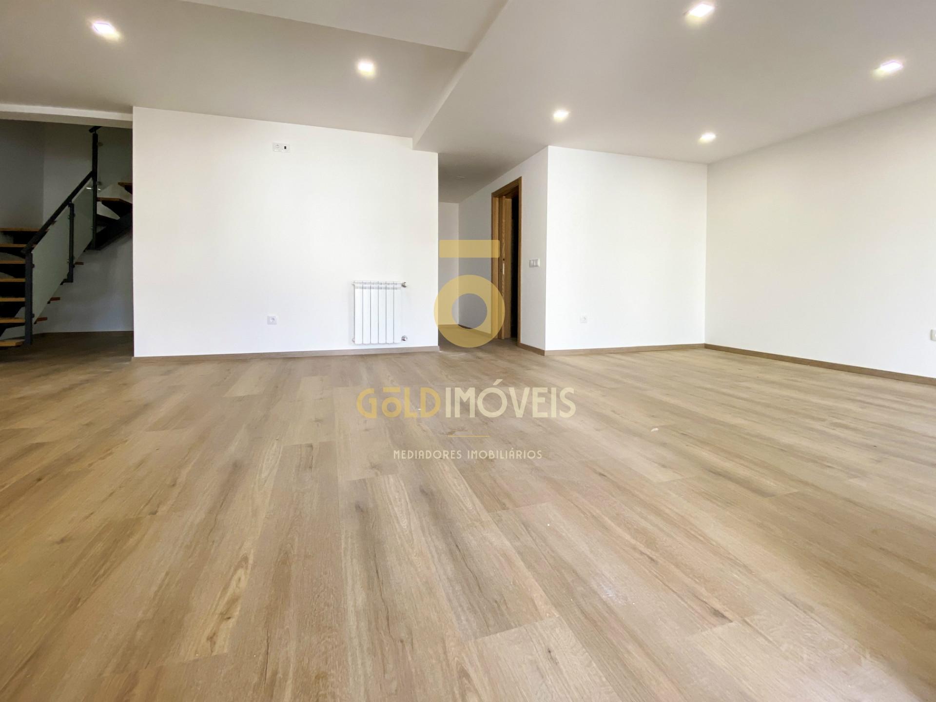 Moradia Geminada T3 Venda em Macieira de Sarnes,Oliveira de Azeméis