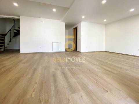 Moradia Geminada T3 Venda em Macieira de Sarnes,Oliveira de Azeméis