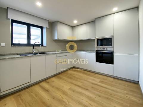 Moradia Geminada T3 Venda em Macieira de Sarnes,Oliveira de Azeméis