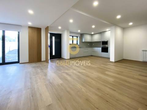 Moradia Geminada T3 Venda em Macieira de Sarnes,Oliveira de Azeméis