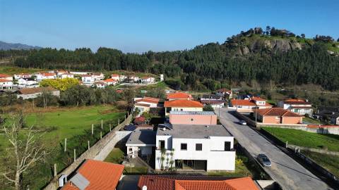 Moradia Isolada T5 Venda em Lanhoso,Póvoa de Lanhoso