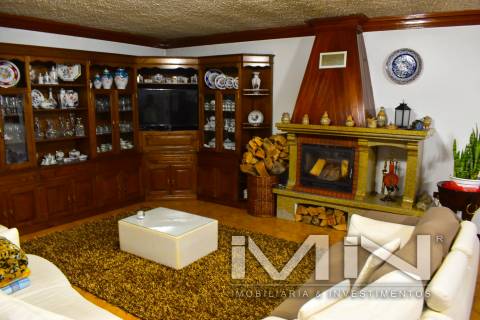 Moradia com piscina e campo de ténis