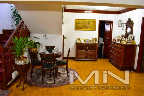 Moradia com piscina e campo de ténis