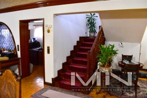 Moradia com piscina e campo de ténis