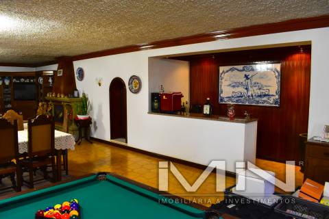 Moradia com piscina e campo de ténis