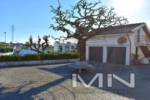 Moradia com piscina e campo de ténis