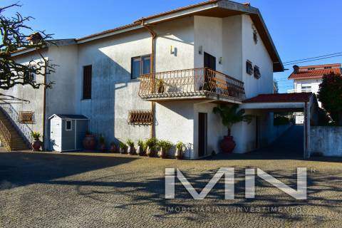 Moradia com piscina e campo de ténis