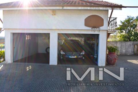 Moradia com piscina e campo de ténis