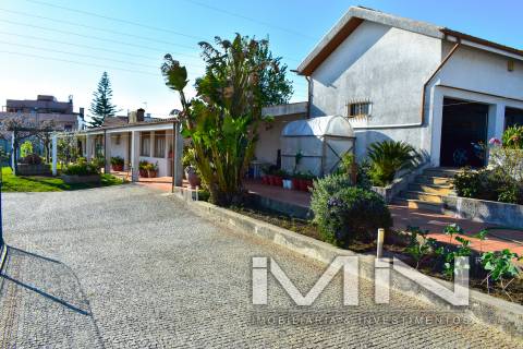 Moradia com piscina e campo de ténis